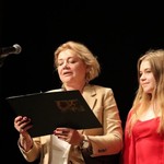 M. Ostrowska – Królikowska czyta utwór uczennicy, która stoi obok