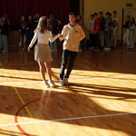 tańczący uczniowie