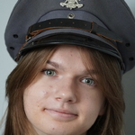 uczennica w czapce policyjnej