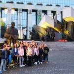 uczniowie klasy 4 b pod Pomnikiem Powstanina Warszawskiego