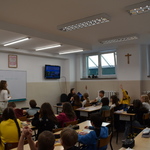 uczniowie podczas lekcji o ekologii