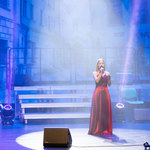 wokalistka śpiewa na scenie