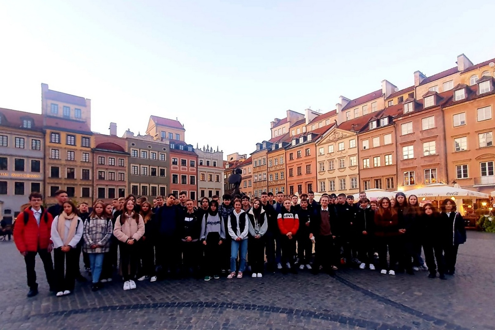 młodzież przed pomnikiem Syrenki warszawskiej