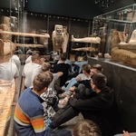 uczniowie w czasie lekcji muzealnej