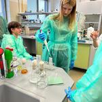 uczniowie w czasie zajęć laboratoryjnych